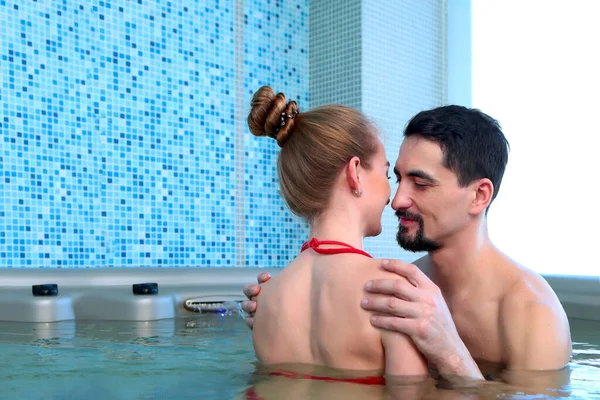 Een Man Een Vrouw Ontspannen Jacuzzi Het Lichaam Het Water — Stockfoto