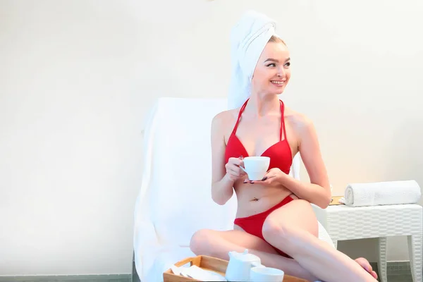 Vrouw Een Rood Badpak Met Een Handdoek Haar Hoofd Spa — Stockfoto