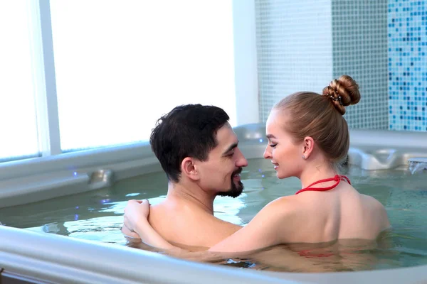 Man Vrouw Jacuzzi Romantische Relatie Een Spa Wellness Ontspanning Concept — Stockfoto