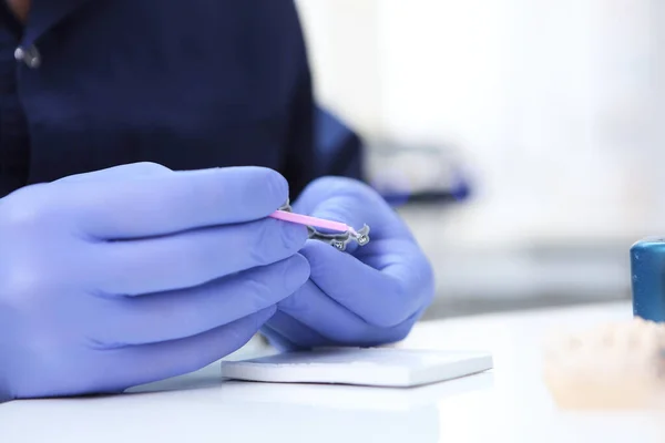 Dentista Segura Aparelho Suas Mãos Antes Instalá Los Aplicação Composição — Fotografia de Stock