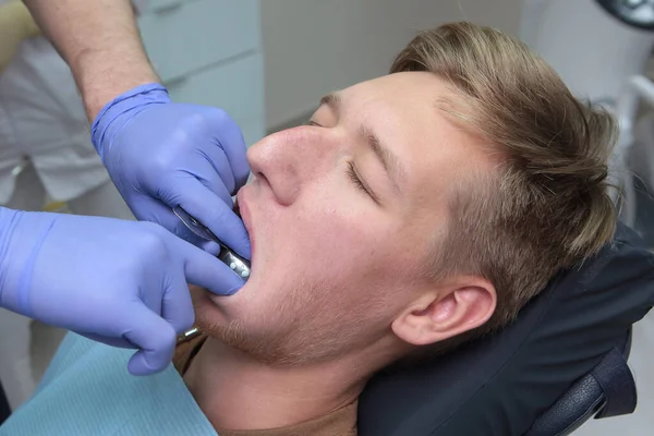 Dentista Fatto Impressione Dei Denti Del Paziente Giovanotto Appuntamento Dal — Foto Stock