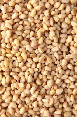 Çam fıstığı, kabuksuz, büyük miktarlarda. Doğal ürün. Yukarıdan manzara. Boşluğu kopyala. Tam çerçeve.