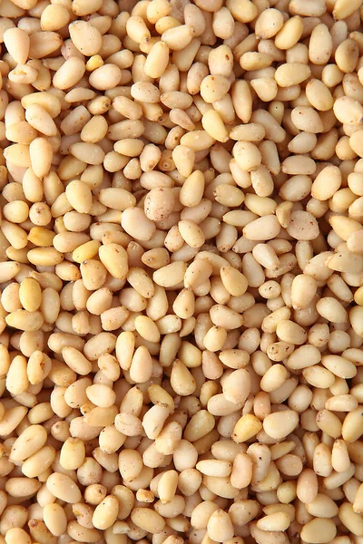 Çam fıstığı, kabuksuz, büyük miktarlarda. Doğal ürün. Yukarıdan manzara. Boşluğu kopyala. Tam çerçeve.