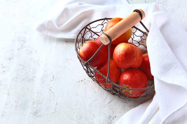 Rote Äpfel Einem Metallkorb Auf Hellem Hintergrund Naturprodukt Vegetarisches Essen — Stockfoto