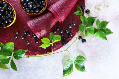 Frenk üzümü ve elmalı pastil bir külahta toplanmış. Meyve ve meyvelerden yapılan doğal ve sağlıklı ürünler. Düşük kalorili yemek. Üst görünüm.