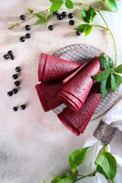 Schwarze Johannisbeere Und Apfelpasta Einem Kegel Zusammengerollt Süßes Essen Natürliches — Stockfoto