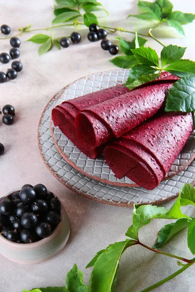 Schwarze Johannisbeere Und Apfelpasta Einem Kegel Zusammengerollt Süßes Essen Ein — Stockfoto