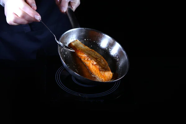 Cook Fries Piece Red Fish Pan Unrecognizable Person Photo Black — Stock Photo, Image