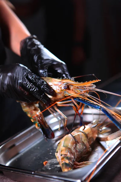 Gamberetto Gigante Acqua Dolce Nelle Mani Dello Chef Foto Verticale — Foto Stock