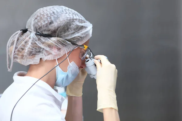 Tandläkaren Sätter Sig Kikarglasögon Doktorn Bär Skyddsmask Förebyggande Karies Begreppet — Stockfoto