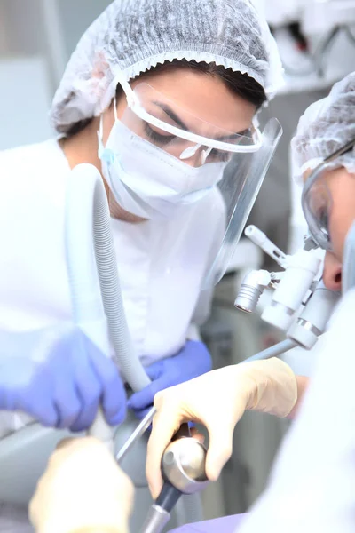 Assistente Dentário Médico Trabalho Assistente Está Segurar Uma Bomba Saliva — Fotografia de Stock