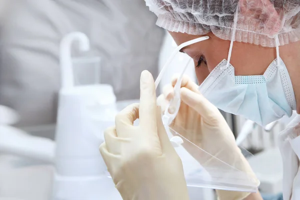 Médico Coloca Uma Tela Protetora Seu Rosto Mãos Luvas Proteção — Fotografia de Stock