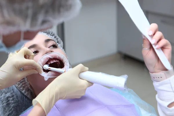 Ένας Οδοντίατρος Κάνει Μια Επαγγελματική Υγιεινή Για Ένα Νεαρό Κορίτσι — Φωτογραφία Αρχείου