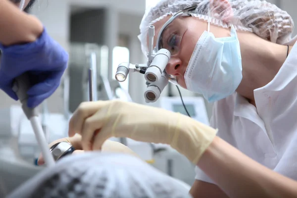 Dentes Profissionais Limpeza Binocular Óculos Tela Protetora Máscara Médica Rosto — Fotografia de Stock