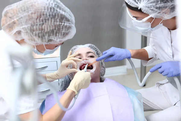 Tandarts Assistent Voeren Professionele Tandheelkundige Reiniging Mondhygiëne Preventie Van Cariës — Stockfoto