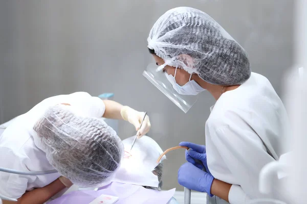 Tandläkaren Och Assistenten Utför Professionell Tandrengöring För Patienten Skyddsskärm Och — Stockfoto