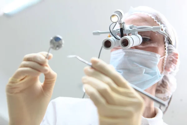 Dentist Ochelari Binoculari Ține Oglindă Mână Mâinile Mele Sunt Afara — Fotografie, imagine de stoc