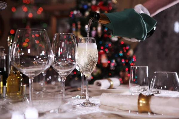 Champagne Est Versé Dans Verre Sur Fond Arbre Noël Vin — Photo
