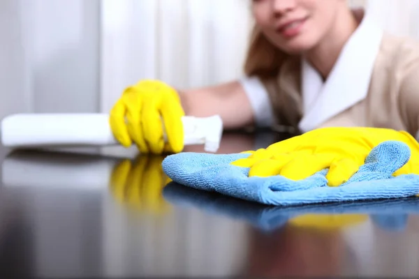 Hotelkamer Schoonmaken Schoonmaakster Met Beschermende Handschoenen Veegt Meubels Kamer Witte — Stockfoto