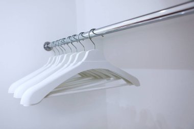 Boş elbise askıları. Beyaz askılar. Mağazada indirim var. İndirim ve satış kavramı.