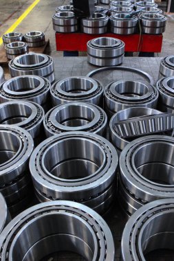 Çok sayıda mil yatağı. Taşıma tesisinde bitmiş ürünler. Dikey fotoğraf. Üst Manzara. Boşluğu kopyala.