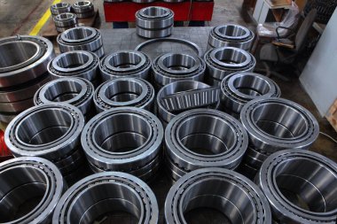 Çok sayıda mil yatağı. Taşıma tesisinde bitmiş ürünler. Üst Manzara. Boşluğu kopyala.