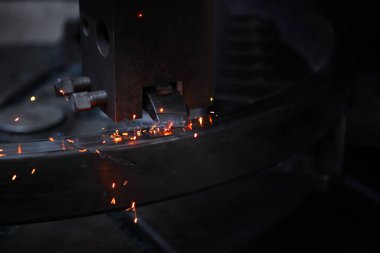 Taşıma imalatı. Ağır endüstri. Üretimde kıvılcımlar. Metal ürün. Odaklanamıyorum. Boşluğu kopyala.