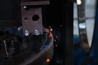 Yönlendirme üretimi. Ağır endüstri konsepti. Üretimde kıvılcımlar. Metal ürün. Odaklanamıyorum. İnsanlar olmadan. Boşluğu kopyala.