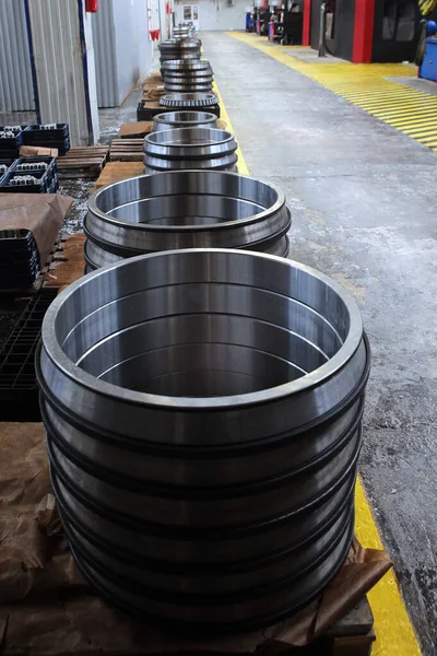 Large Diameter Bearings Finished Products Bearing Plant Vertical Photo Top — Stock Photo, Image