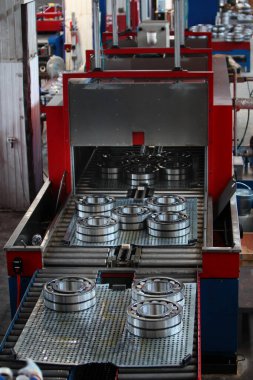 Üretimde hazır konveyör. Depo için yön bulma hazırlığı. Rulmanlara yağ sürüyorum. Ağır sanayi kavramı. Prodüksiyondaki fotoğraflar. Dikey fotoğraf. Üst görünüm.