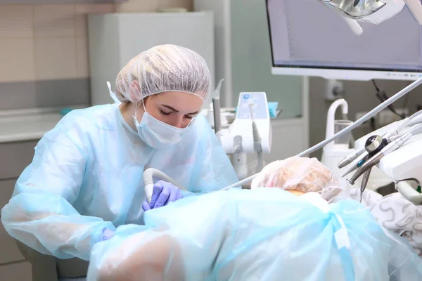 Penghapusan karies dalam di bawah anestesi umum pada seorang anak kecil. Seorang anak di anestesi untuk operasi. Perawatan karies pada gigi bayi. — Stok Foto
