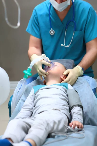 Pojken Sövd Förberedelse För Tandkirurgi För Att Bort Flera Karies — Stockfoto