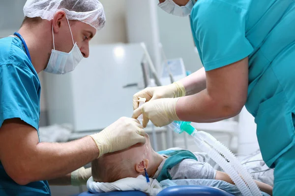 Çocuk anestezi altında. Nefes borusuna bir tüp yerleştiriliyor. Ameliyata hazırlanıyorum. Çoklu bakteri tedavisi. Diş sağlığı kliniğinde ameliyat.