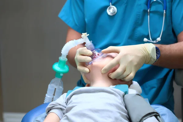 Förbereder Ung Pojke För Tandkirurgi Allmän Bedövning Behandling Flera Karies — Stockfoto