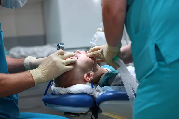 Мальчика Вводится Дыхательная Трубка Готовлюсь Операции Ребенок Наркозом Лечение Множественных — стоковое фото
