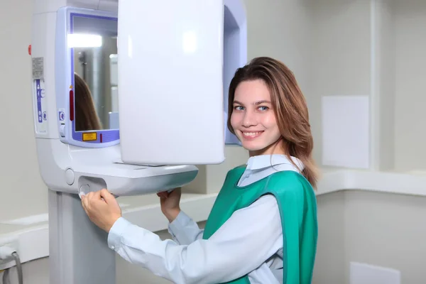 Patiënt Een Beschermvest Röntgenkamer Moderne Tandheelkundige Kliniek Röntgenapparatuur Kliniek Moderne — Stockfoto