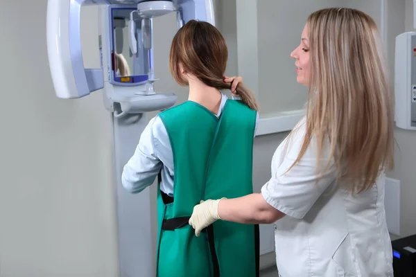 Dokter Doet Een Groen Beschermvest Patiënt Röntgenkamer Röntgenapparatuur Kliniek Moderne — Stockfoto