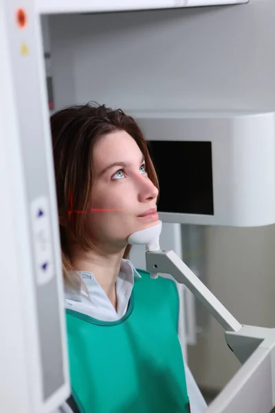 Een Meisje Een Beschermvest Een Röntgenkamer Maakt Een Panoramische Foto — Stockfoto
