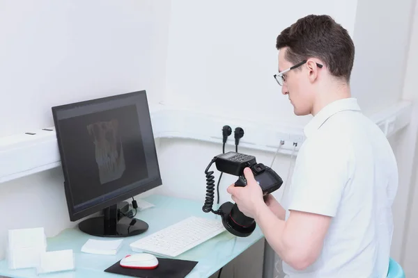 El dentista ve la imagen 3D de los dientes en el ordenador. Una cámara con un anillo en las manos de un médico. Consultorio dental moderno. —  Fotos de Stock
