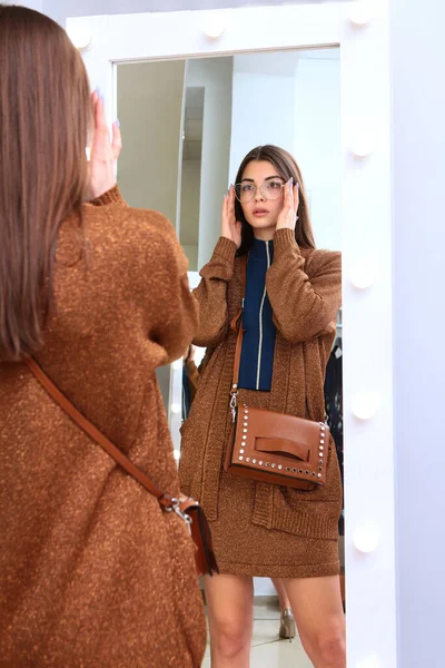 Una Chica Prueba Unas Gafas Delante Gran Espejo Una Boutique — Foto de Stock