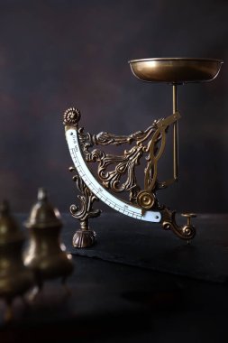 Eskimiş bronz ya da koyu arkaplanda pirinç pullar. Posta pulları. Eski eşyalar ya da antikalar. Dikey fotoğraf.