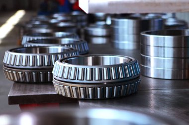 Geniş çaplı yataklar hazır. Metal ürünler. Rulman üretiminde taşıyıcı. Ağır endüstri. Fabrikadan alışveriş. İnsanlar olmadan. Fabrikadaki fotoğraf..