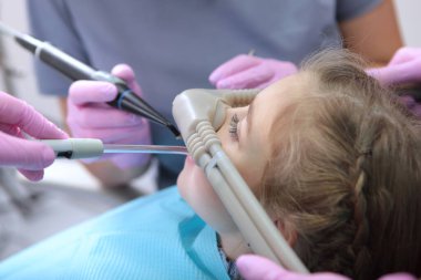 Çocuklar için diş bakımı. Yüzeysel sakinleştirici. Çocukların dişlerinin azot oksitle tedavi edilmesi. Kliniğin iç kısımlarında fotoğraflar var. Yan görünüm.