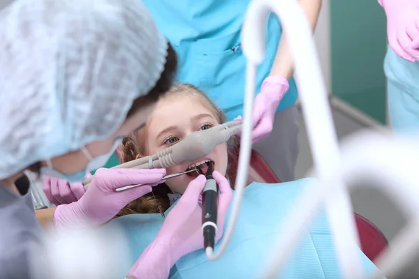 歯科における亜酸化窒素の吸入 歯医者さんの予約で女の子 外科的または歯科的処置の前に患者のリラクゼーション 子供の近代歯科 医療の概念 写真の水平方向 — ストック写真
