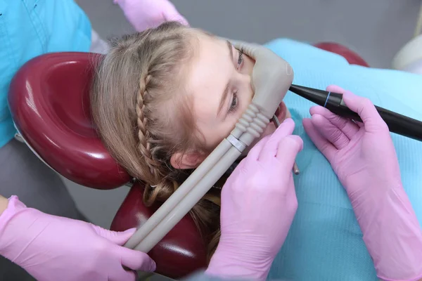 Diş kliniğinde azot oksit kullanımı. Cerrahi ya da diş ameliyatlarından önce hastanın gevşemesi. Çocukların modern dişçiliği. Sağlık hizmetleri kavramı. Fotoğrafın yatay yönelimi.