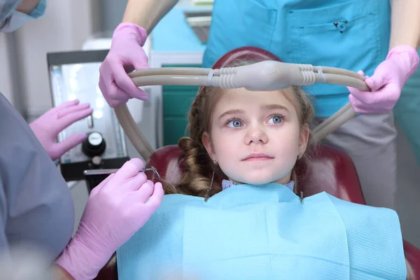 亜酸化窒素を使用した小児の歯科治療 外科的または歯科的処置の前に患者のリラクゼーション 子供の近代歯科 医療の概念 写真の水平方向 トップ表示 — ストック写真