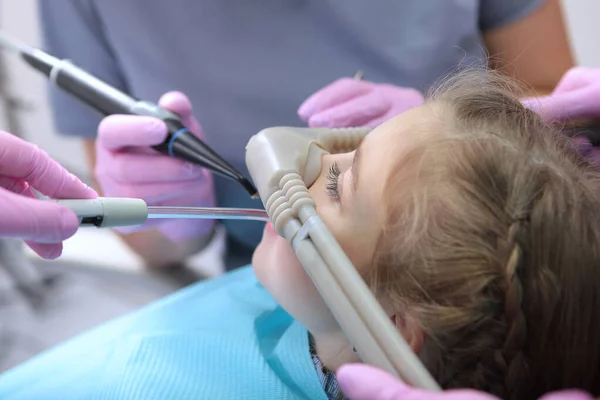 Çocuklar Için Diş Bakımı Yüzeysel Sakinleştirici Çocukların Dişlerinin Azot Oksitle — Stok fotoğraf