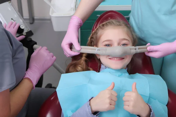 Una Niña Pequeña Cómoda Para Tratar Sus Dientes Bajo Sedación — Foto de Stock