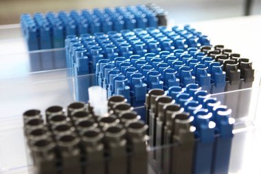 Boş test tüpleri. Yeni bir aşının geliştirilmesi. Covid 19 'a karşı bir aşı. Klinik ve tanı laboratuvarı. Üst Manzara. Odaklanamıyorum.