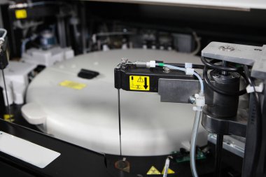 Modern bir laboratuvarda klinik ve teşhis ekipmanları. Laboratuvarın içinde bir fotoğraf var. Bilimsel araştırma. İnsansız fotoğraflar. Üst görünüm.